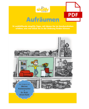 Cover-simpTW-2-.png Titelbild eines PDFs mit dem Titel "Aufräumen" und dem simplify-Logo. Der Untertitel lautet: "10 verblüffende simplify-Tipps, mit denen Sie im Handumdrehen erleben, wie viel Glück Sie in der Ordnung finden können". Unten ist eine Comic-Montage, die den Unterschied zwischen einem ordentlichen und chaotischen Zuhause zeigt: Eine Frau steht lächelnd in einem aufgeräumten Wohnzimmer, umgeben von Bildern, die überfüllte und unordentliche Räume darstellen. Oben rechts ist ein rotes PDF-Icon.