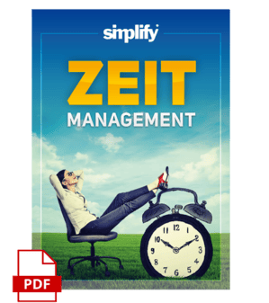 GRATIS-8-.png Titelbild eines E-Books oder PDFs zum Thema "ZEITMANAGEMENT" von "simplify". Es zeigt eine Frau, die entspannt auf einem Bürostuhl in einer grünen Wiese sitzt und die Füße auf einen riesigen Wecker legt. Der Hintergrund ist ein blauer Himmel mit Wolken. Unten links ist ein PDF-Icon zu sehen. Das Bild symbolisiert das erfolgreiche Meistern und Entspannen trotz Zeitdruck.